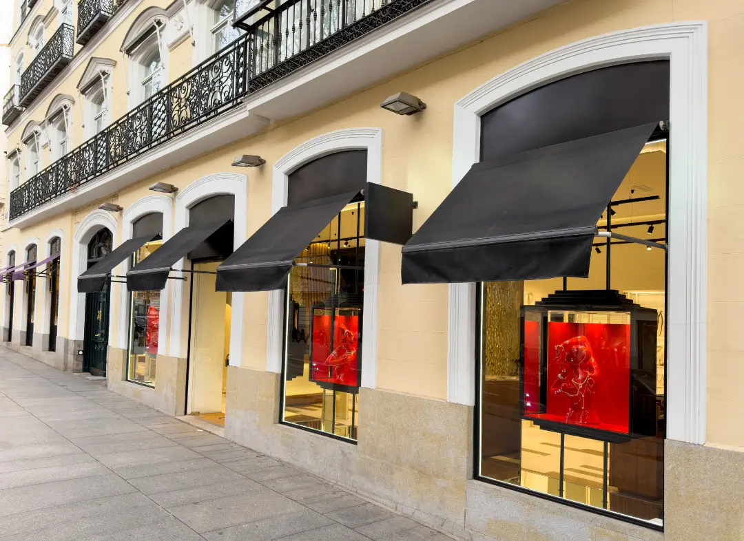 Façade vitrine de magasin en aluminium sur mesure à Venansault